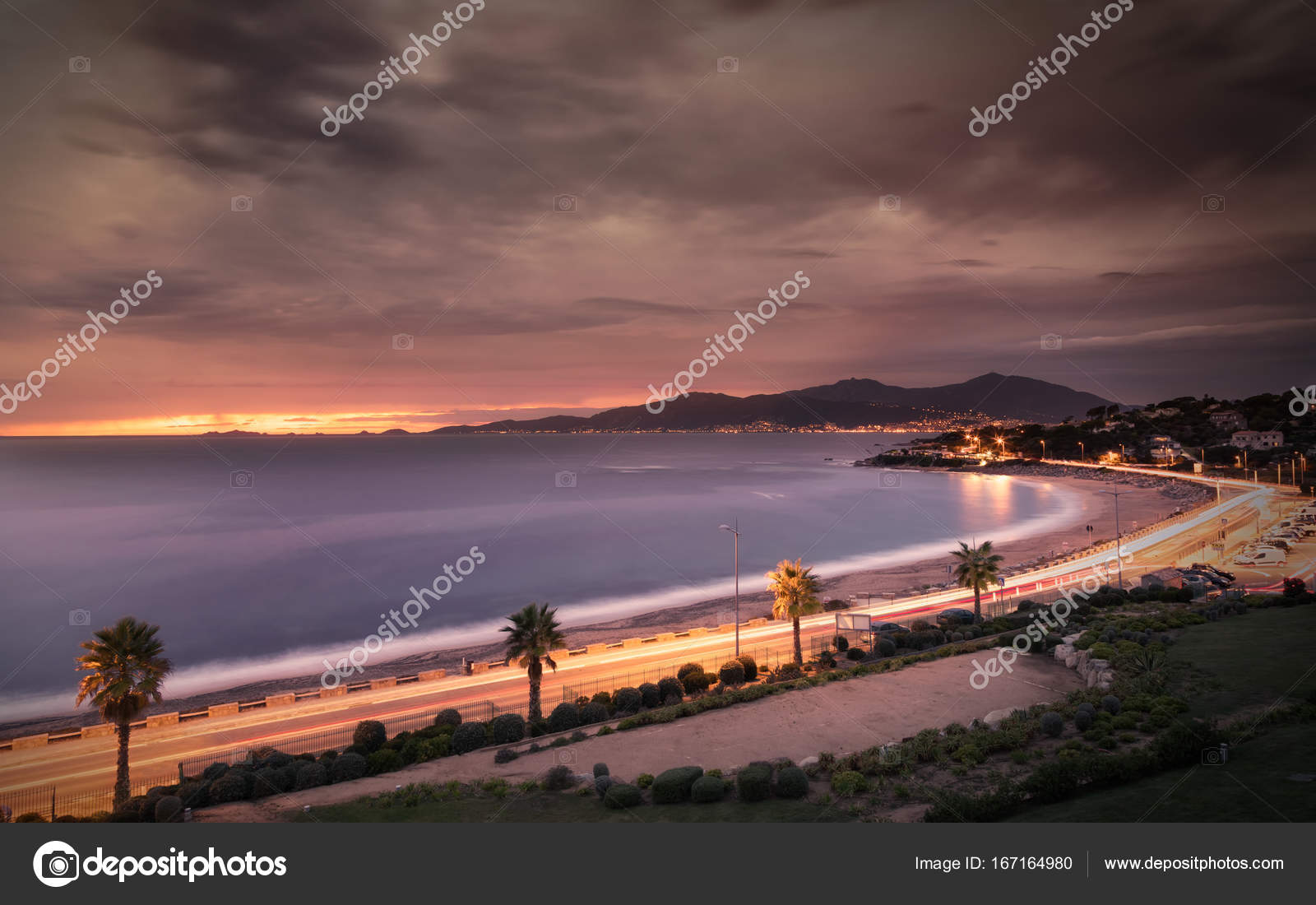 Coucher Du Soleil Et Nuages Orageux Sur La Plage De