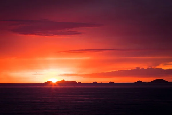 Iles Sanguinaires silueta proti dramatické oranžový západ slunce — Stock fotografie