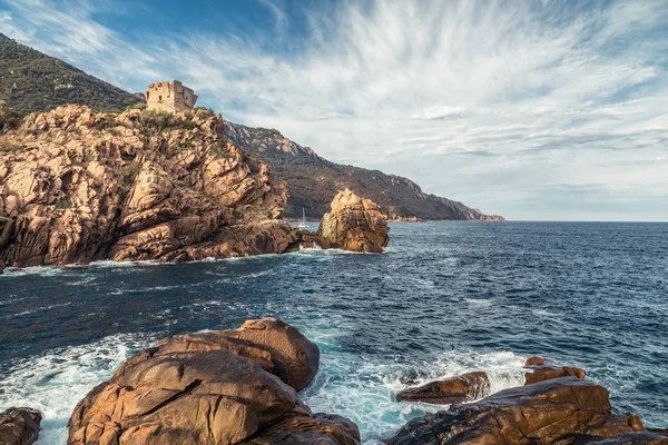 Porto bay Corsica'deki / daki Ceneviz Kulesi