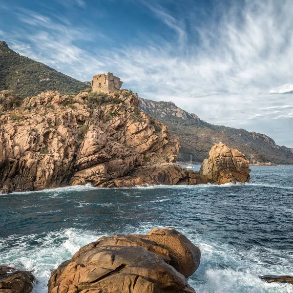 Porto bay Corsica'deki / daki Ceneviz Kulesi