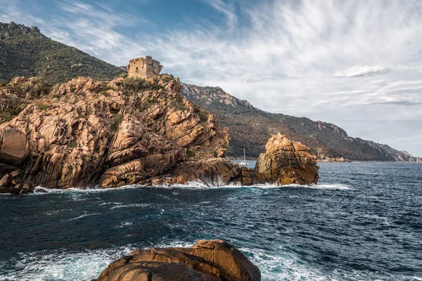 Torre genovese nella baia di Porto in Corsica — Foto Stock