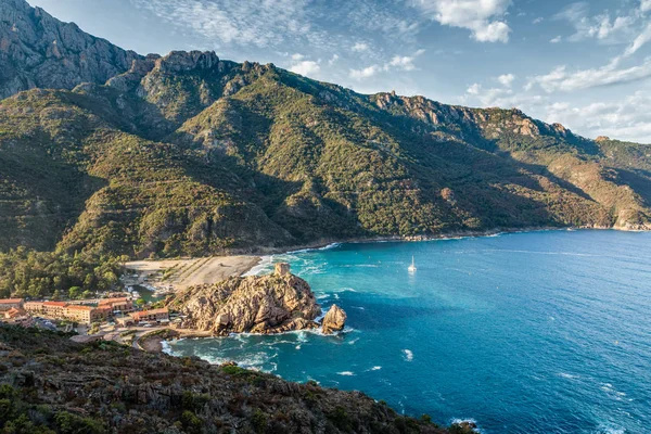 Genuesiska tornet i bukten i Porto på Korsika — Stockfoto