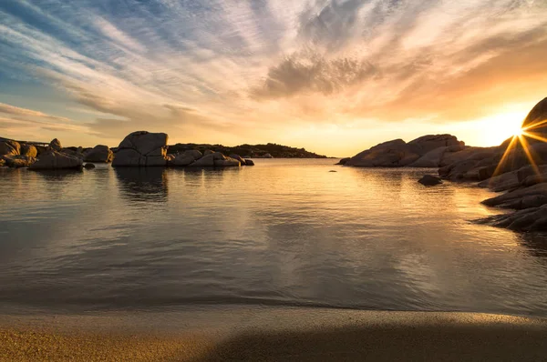 カバロ島コルシカ島の南の岩の日の出 — ストック写真