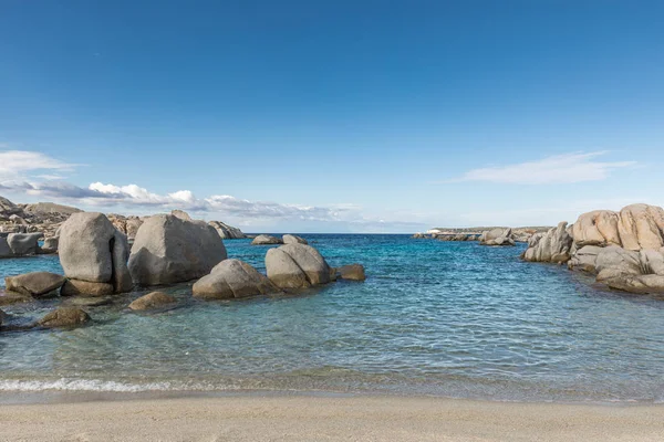 Klippig kust och sandstranden vid Cavallo ö nära Corsica — Stockfoto