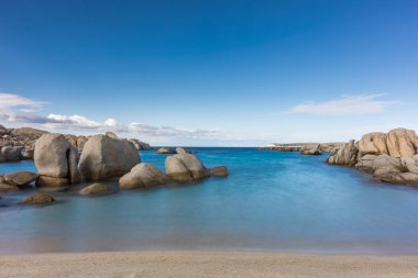 Kayalık sahil şeridi ve Cavallo Island Corsica yakınındaki kumlu plaj