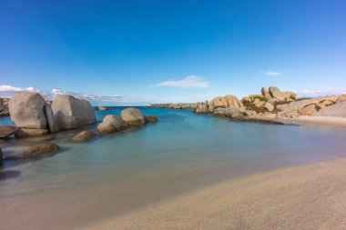 Kayalık sahil şeridi ve Cavallo Island Corsica yakınındaki kumlu plaj