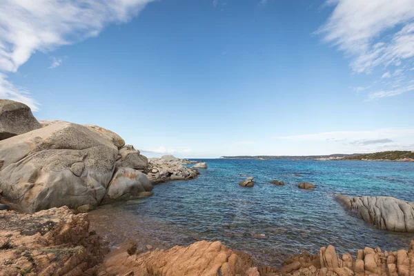 Costa rochosa e Mediterrâneo azul da ilha de Cavallo perto de Co — Fotografia de Stock