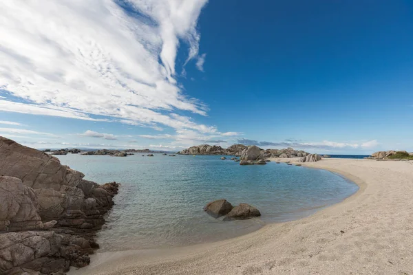 Costa rocciosa e spiaggia sabbiosa dell'isola di Cavallo vicino alla Corsica — Foto Stock