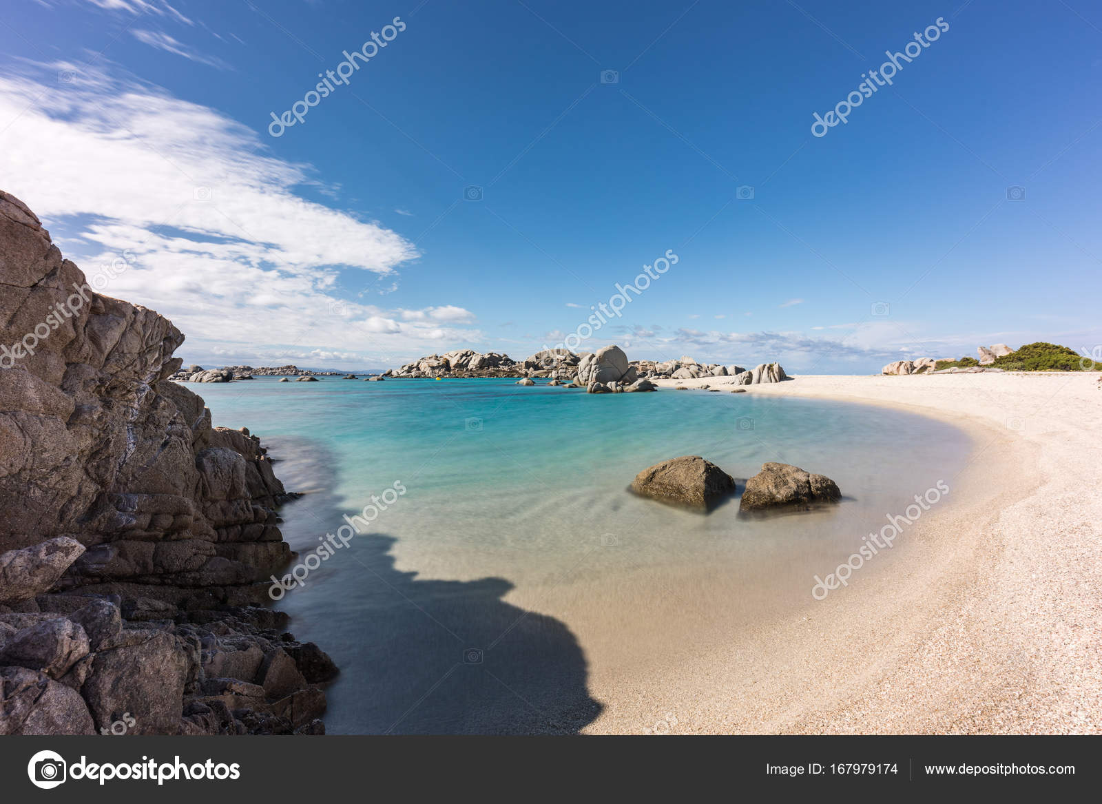 La Côte Rocheuse Et Plage De Sable De Lîle De Cavallo Près