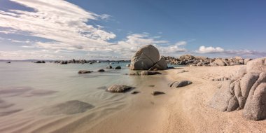 Kayalık sahil şeridi ve Cavallo Island Corsica yakınındaki kumlu plaj