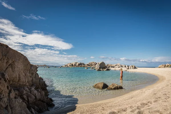 Kobieta w bikini w morze Cavallo Island w pobliżu Corsica — Zdjęcie stockowe