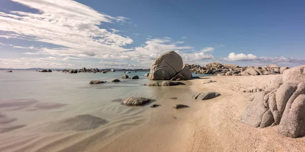 岩の多い海岸線とカバロ島コルシカ島の近くの砂浜のビーチ — ストック写真