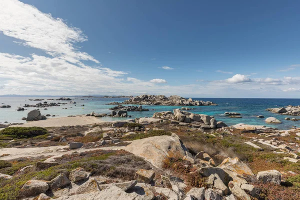 Litorale roccioso e mare traslucido all'isola di Cavallo vicino Corsi — Foto Stock