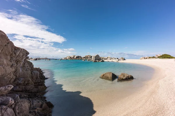 Costa rocciosa e spiaggia sabbiosa sull'isola di Cavallo vicino alla Corsica — Foto Stock