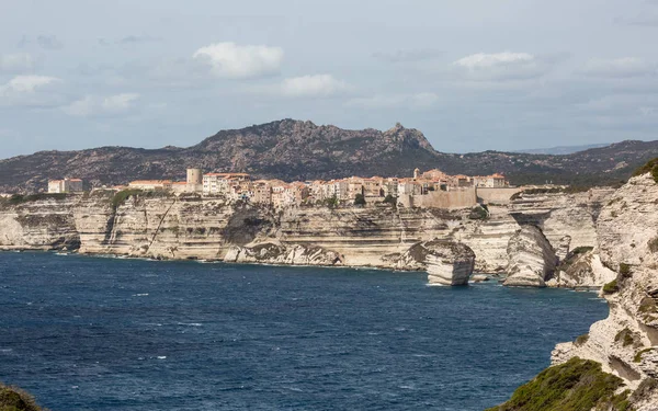 Città di Bonifacio aggrappata alle scogliere della Corsica — Foto Stock