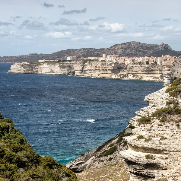 Stad van Bonifacio klampt zich vast aan de kliffen in Corsica — Stockfoto
