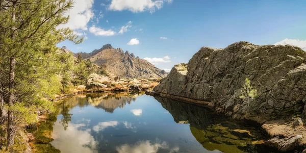 Озеро в Paglia Orba в горах Корсики — стоковое фото