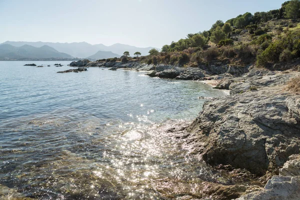 Çöl des Agriates Corsica'deki / daki kayalık sahil şeridi — Stok fotoğraf