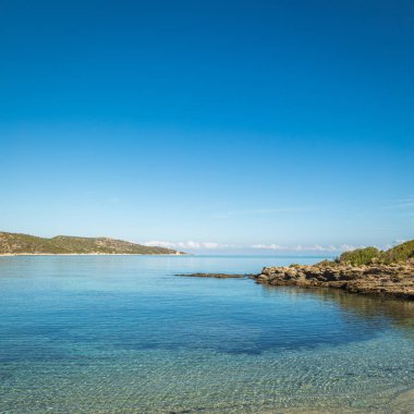 Çöl des Agriates Corsica'deki / daki kayalık sahil şeridi