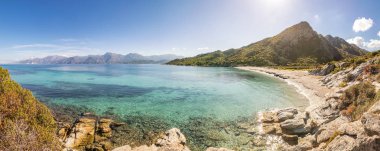Sandy beach ve çöl des Agriates Corsica'deki / daki sahil şeridi