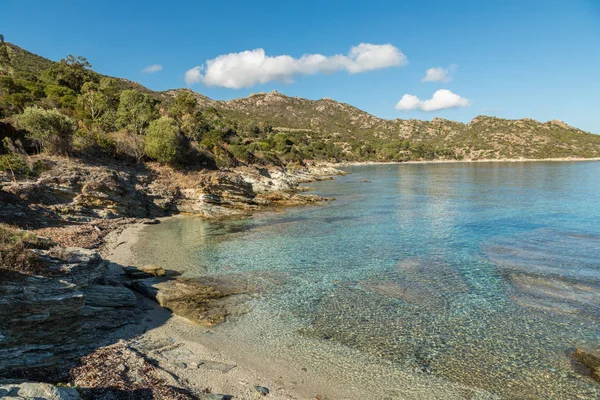 Skaliste wybrzeże z pustynny des Agriates na Korsyce — Zdjęcie stockowe
