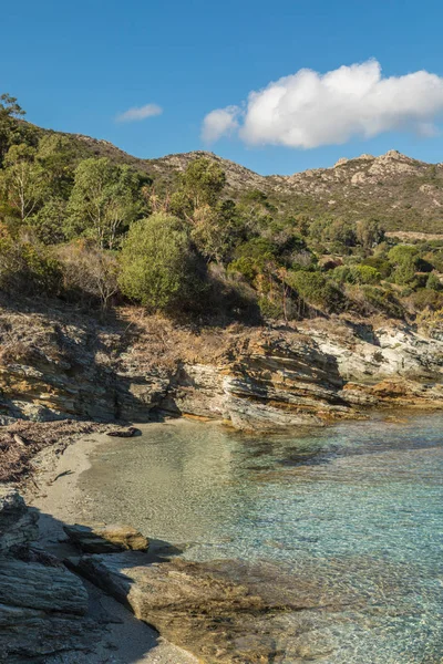 Skaliste wybrzeże z pustynny des Agriates na Korsyce — Zdjęcie stockowe