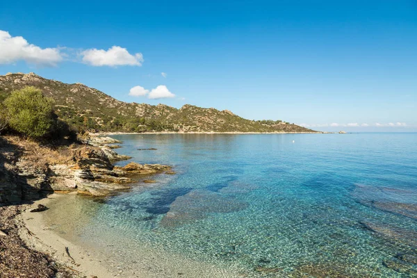 Çöl des Agriates Corsica'deki / daki kayalık sahil şeridi — Stok fotoğraf