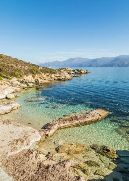 Oude steiger en kustlijn van woestijn des Agriates in Corsica — Stockfoto