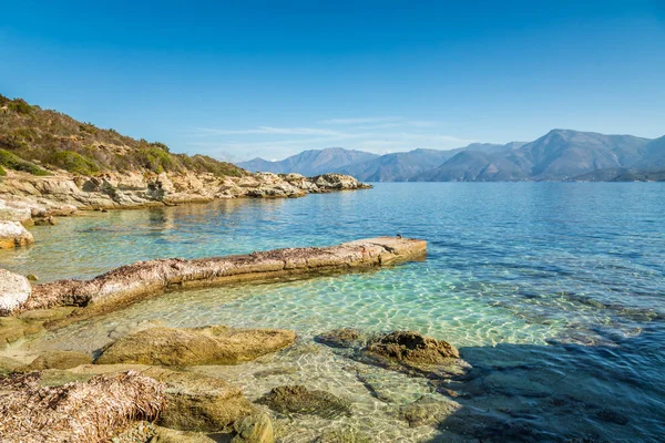 Oude steiger en kustlijn van woestijn des Agriates in Corsica — Stockfoto