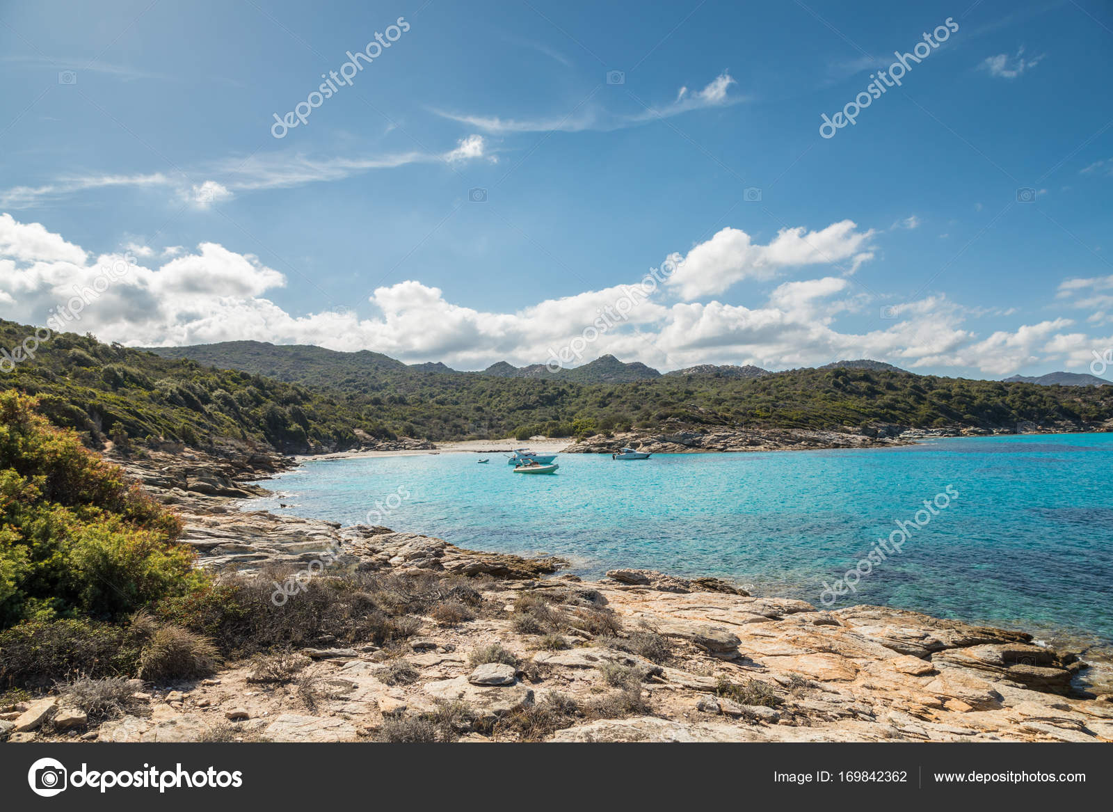 Bateaux Dans Une Petite Crique Avec Plage De Sable En Corse