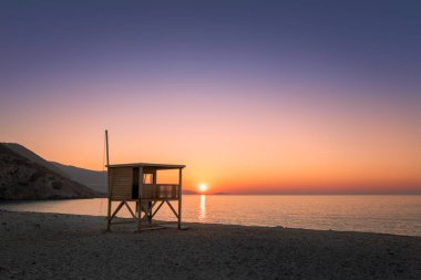 Cankurtaran Kulesi Corsica'deki / daki Ostriconi plajda arkasında güneş ayarı