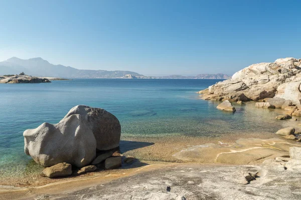 Ongewone rotsformaties op de kust van Corsica, in de buurt van Calvi — Stockfoto