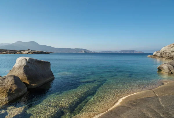 Ongewone rotsformaties op de kust van Corsica, in de buurt van Calvi — Stockfoto