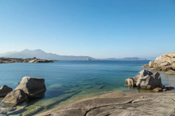 Formazioni rocciose insolite sulla costa della Corsica vicino a Calvi — Foto Stock