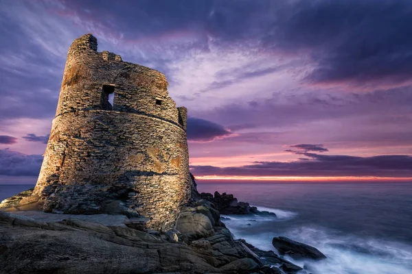 Floodlit Torre genovesa em Erbalunga na Córsega ao nascer do sol — Fotografia de Stock