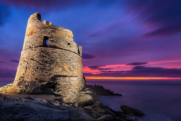 Oświetlony genueńskiej wieży w Erbalunga na Korsyce o wschodzie słońca — Zdjęcie stockowe