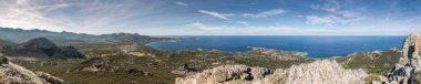 Calvi Bay ve Revellata Corsica'deki / daki panoramik görünüm