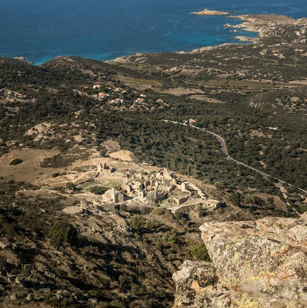 Verlaten dorp van Occi en de kust van Corsica — Stockfoto