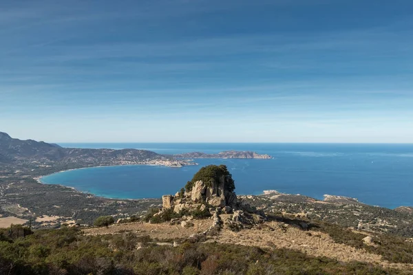 Afloramento rochoso acima da Baía de Calvi na Córsega — Fotografia de Stock