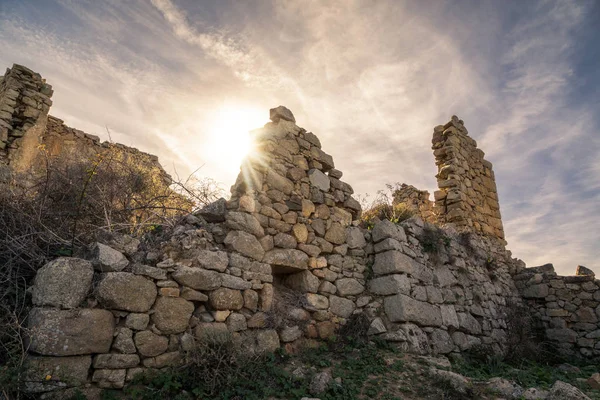 Sole che splende attraverso un edificio abbandonato a Occi in Corsica — Foto Stock