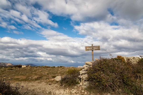 Träskylt för Monte Tolu i Balagne regionen Korsika — Stockfoto