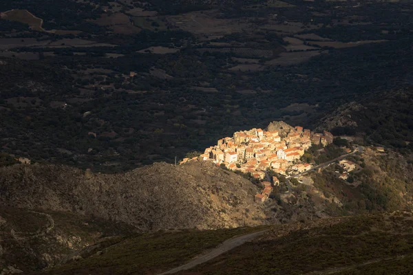 Tarde sol iluminando el pueblo de Speloncato en Córcega — Foto de Stock