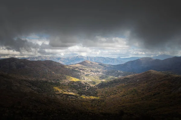 Sole che splende sulla valle di Pioggiola nella regione della Balagna in Corsica — Foto Stock