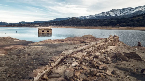 Abandonado e parcialmente submerso edifício de pedra no lago em Cors — Fotografia de Stock