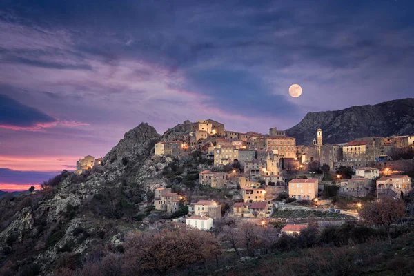 Lua cheia sobre Balagne aldeia de Speloncato na Córsega — Fotografia de Stock