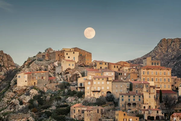 Pełnia księżyca nad Balagne wieś Speloncato na Korsyce — Zdjęcie stockowe