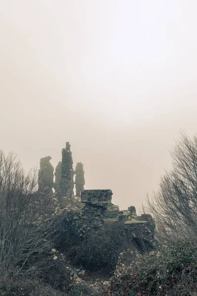 Ruínas de pedra antigas de um forte em Vizzavona, na Córsega — Fotografia de Stock