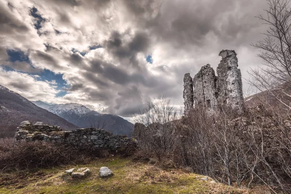 Antiguas ruinas de piedra de un fuerte en Vizzavona en Córcega — Foto de Stock