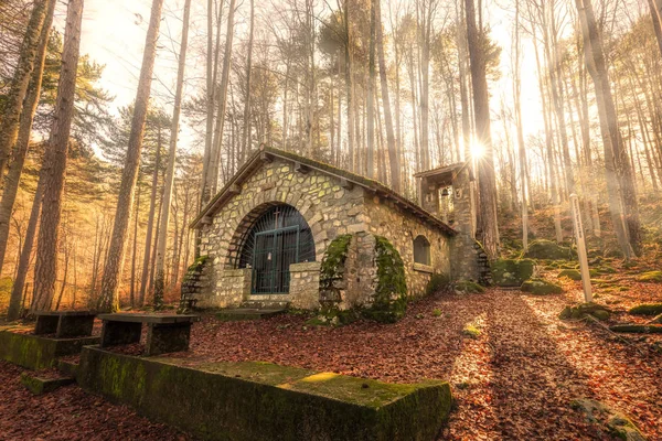 Pequeña capilla en el bosque de Vizzavona en Córcega — Foto de Stock
