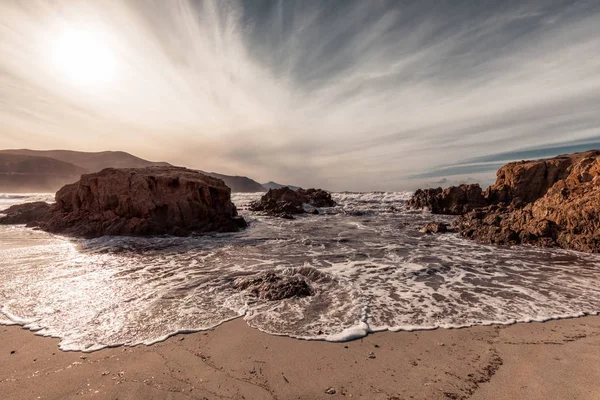 Ondas de lavado en la playa de Ostriconi en la región de Balagne de Córcega — Foto de Stock